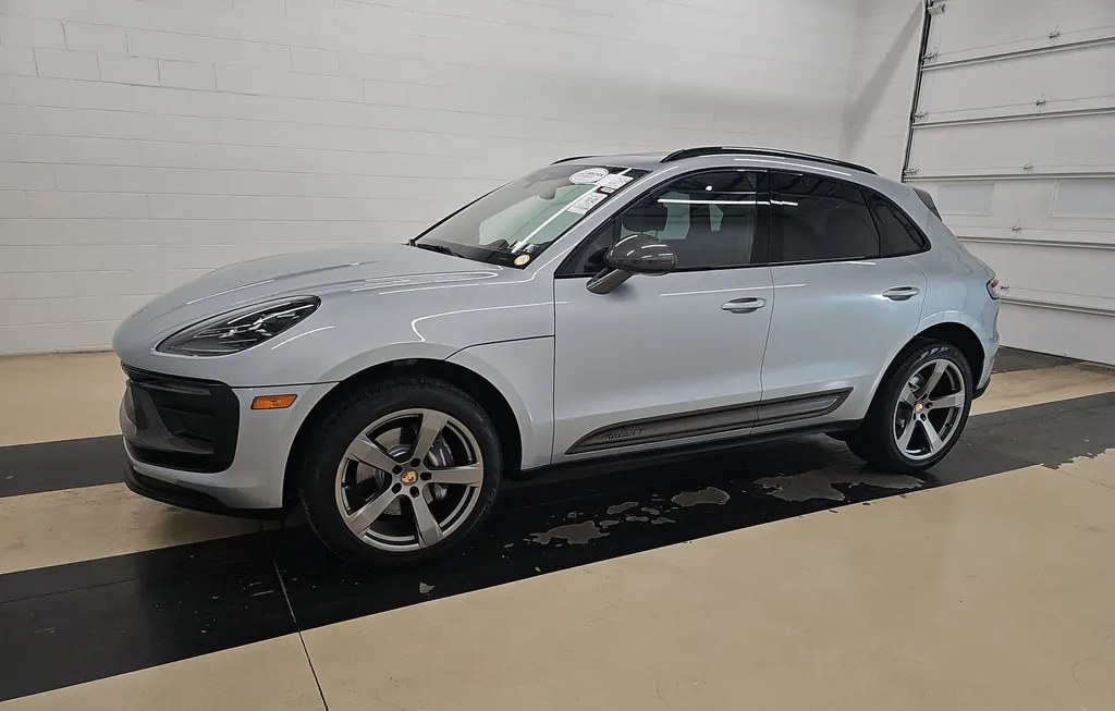 2024 PORSCHE MACAN T - 1