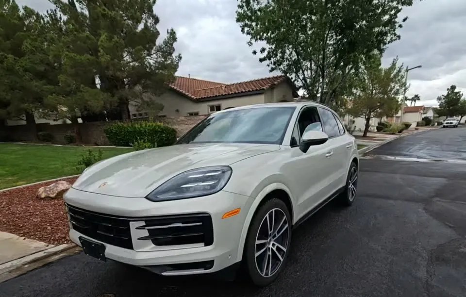 2025 PORSCHE CAYENNE - 1