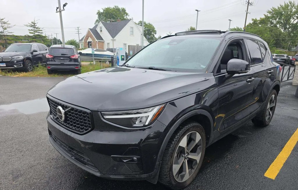 2023 VOLVO XC40 B4 ULTIMATE DARK THEME - 1