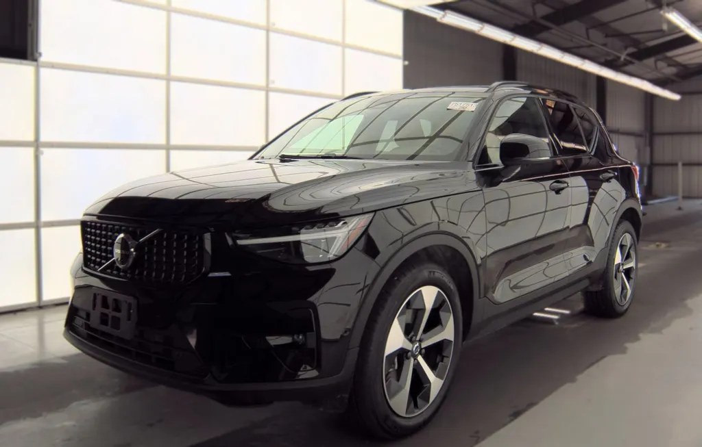 2026 VOLVO XC40 B5 PLUS - 1