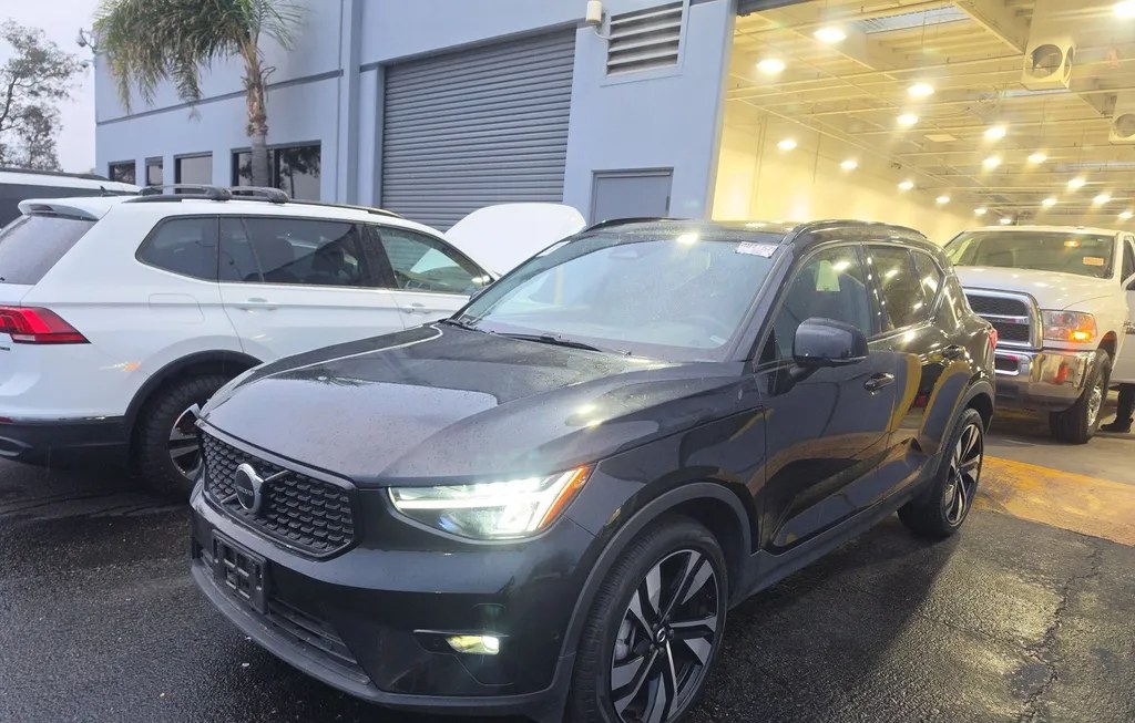 2025 VOLVO XC40 B5 PLUS DARK THEME - 1