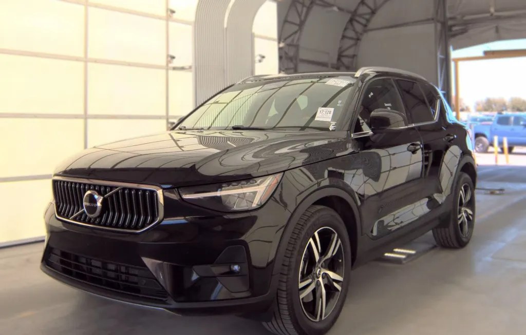2023 VOLVO XC40 B5 PLUS BRIGHT THEME - 1