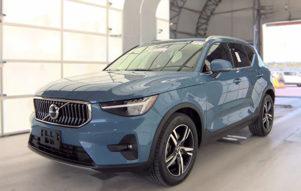 2023 VOLVO XC40 B5 PLUS BRIGHT THEME - 1